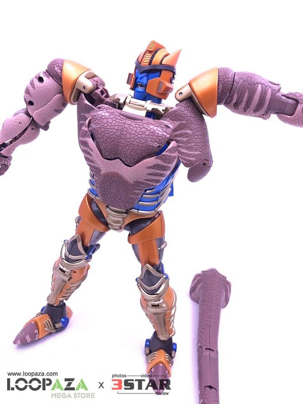 Masterpiece MP 41 Beast Wars Dinobot In Hand Photos   And Demo Videos 12 (12 of 19)